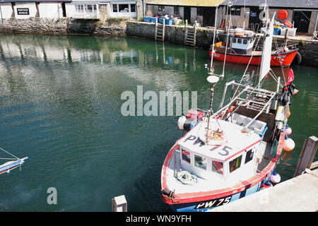 PW 75'' Palores manoeurvres im inneren Hafen in Polperro, Cornwall, England, Großbritannien Stockfoto