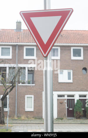 Niederländische Verkehrszeichen: Verkehr auf der Hauptstraße weiter Priorität einräumen Stockfoto