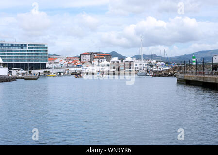 Blick auf die Fußgängerzone mit Restaurants und Bars in der Nähe von Ponta Delgada Marina - Sao Miguel, Azoren Stockfoto