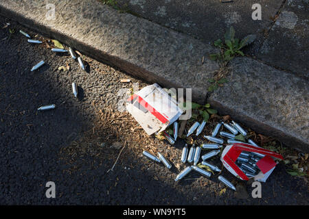 Lachgas Mosa creme Ladegerät Kanister liegen in der dachrinne eines surburban South London Street, am 2. September 2019 in London, England. Lachgas ist illegal unter den 2016 psychoaktive Substanzen handeln, Lachgas ist nun die vierte am meisten konsumierte Droge in Großbritannien, entsprechend der weltweiten Erhebung zum Drogenkonsum 2015. Stockfoto