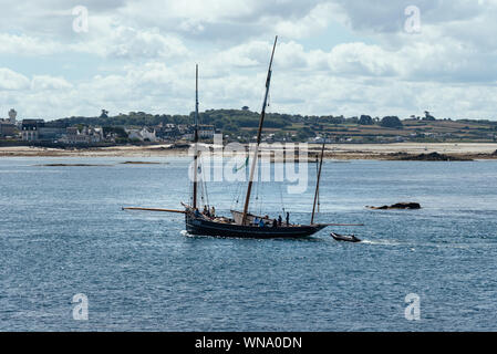 Roscoff, Frankreich - 31. Juli 2018: Alte Segelboot in der Bucht von Morlaix aus Insel Batz Stockfoto