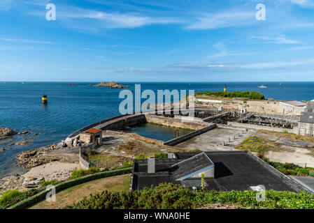 Roscoff, Frankreich - 31. Juli 2018: Meeresfrüchte Brüterei Industrie hohe Betrachtungswinkel Stockfoto