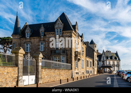 Roscoff, Frankreich - 31. Juli 2018: Alte Wohnhäuser und Kurorte am Abend gegen Sky Stockfoto