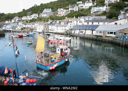 PW 75'' Palores manoeurvres im inneren Hafen in Polperro, Cornwall, England, Großbritannien Stockfoto