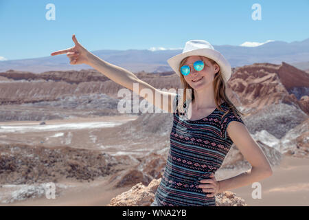 Kaukasische blonde Frau solo Reise geniessen und einzigartigen epischen Landschaft bewundern. Junge casual weibliche Modell im Moon Valley, Chile Stockfoto