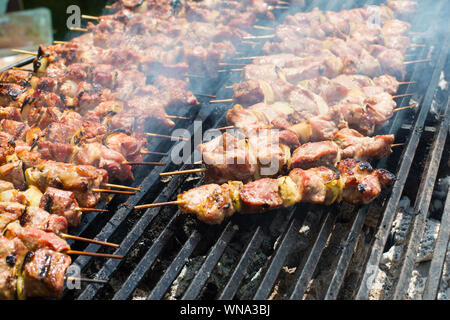 Prozess des Kochens namens Shashlyk oder Schweinefleisch kebab Fleisch vom Grill Stockfoto