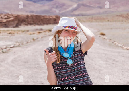 Kaukasische blonde Frau solo Reise geniessen und einzigartigen epischen Landschaft bewundern. Junge casual weibliche Modell im Moon Valley, Chile Stockfoto