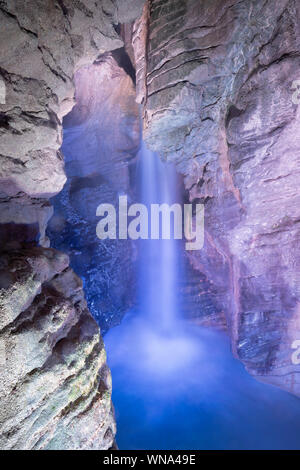 Der Wasserfall in der Höhle Cascata Varone in der Nähe des Riva del Garda, Lago di Garda See. Stockfoto