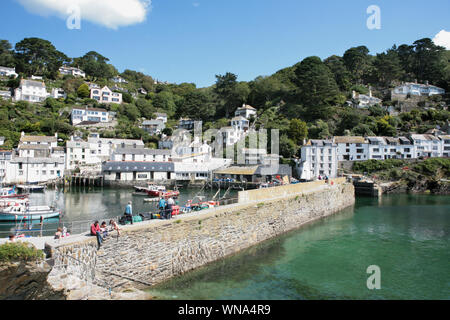 Eingang zum inneren Hafen von Polperro Stockfoto