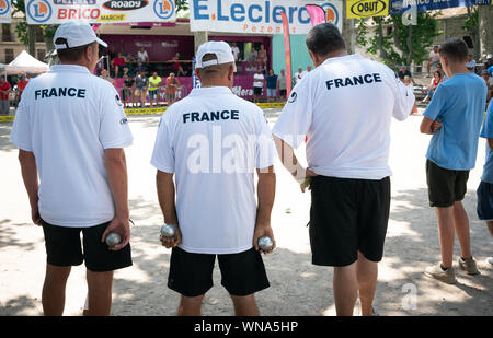 Konkurrenten spielen Wettbewerb Pétanque bei 'La 50 Ans de Boule Printanière', in Pezenas, Frankreich, 24. Juli 2019 Stockfoto