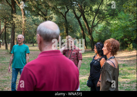 "Wald Baden', bioenergetische Erfahrung mit Marco Nieri. Park Villa Ada, Rom. Italien. Stockfoto