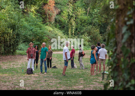 "Wald Baden', bioenergetische Erfahrung mit Marco Nieri. Park Villa Ada, Rom. Italien. Stockfoto