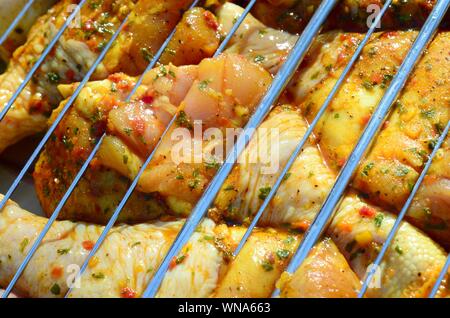 Leckere Hähnchenschenkel auf Garten Grill. Marinierte Hähnchenschenkel auf dem heißen Grill Holzkohlegrill. Gute Jause für Outdoor Wochenende Partei oder Picknick Stockfoto