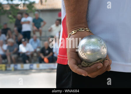 Konkurrenten spielen Wettbewerb Pétanque bei 'La 50 Ans de Boule Printanière', in Pezenas, Frankreich, 24. Juli 2019 Stockfoto