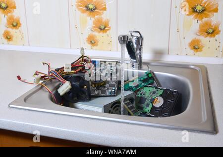 Personal Computer Reinigung metaphorische Konzept. Hardware in der Küche unter Wasser Stockfoto