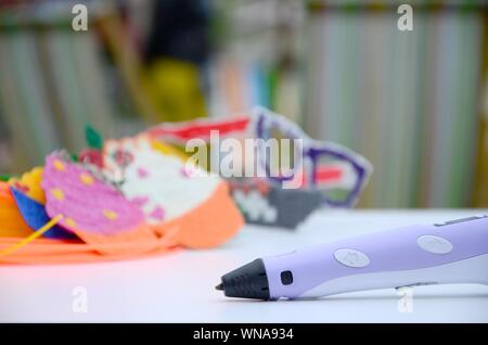 3D-Griff Stift und 3d-Malerei zahlen. Konzept der andmade Stammzellen Bildung - Neues Spielzeug für Kind zu Spielen und Lernen in der Schule und zu Hause Stockfoto