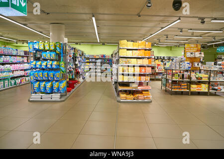 Zürich, Schweiz - ca. Oktober 2018: Innenraum geschossen von Migros Supermarkt in Zürich International Airport. Die Migros ist der grösste Schweizer Retail Stockfoto