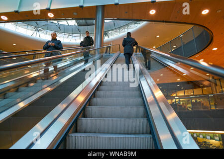 Zürich, Schweiz - ca. Oktober 2018: die Innere Aufnahme der internationale Flughafen Zürich. Stockfoto