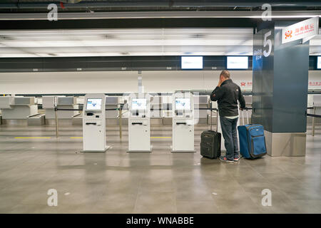 Zürich, Schweiz - ca. Oktober 2018: Check-in-Automaten in Zürich International Airport. Stockfoto