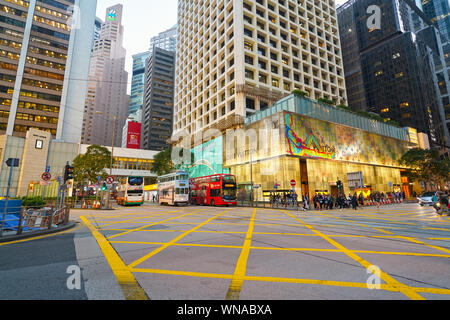 Hongkong, China - ca. Januar 2019: Louis Vuitton Store im Zentrum auf der Insel Hong Kong am Abend. Stockfoto