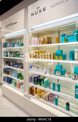 Zürich, Schweiz - ca. Oktober 2018: Kosmetik in Zürich International Airport. Stockfoto