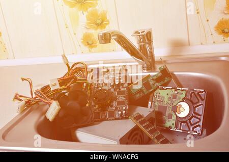 Personal Computer Reinigung metaphorische Konzept. Hardware in der Küche Stockfoto