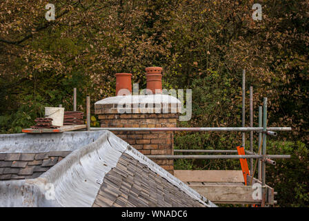 Gerüst um einen Kamin auf einem viktorianischen Haus (Landschaft) Stockfoto