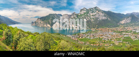 Das Panorama von Riva del Garda, Lago di Garda See. Stockfoto