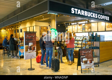 Zürich, Schweiz - ca. Oktober 2018: Starbucks in Zürich International Airport. Stockfoto