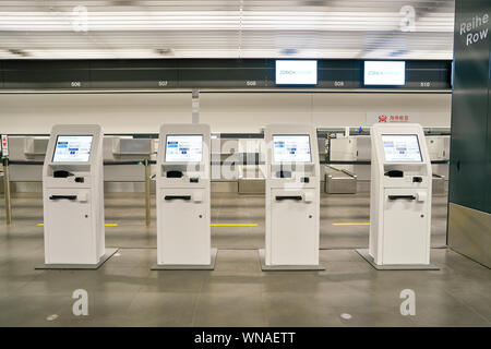 Zürich, Schweiz - ca. Oktober 2018: Check-in-Automaten in Zürich International Airport. Stockfoto