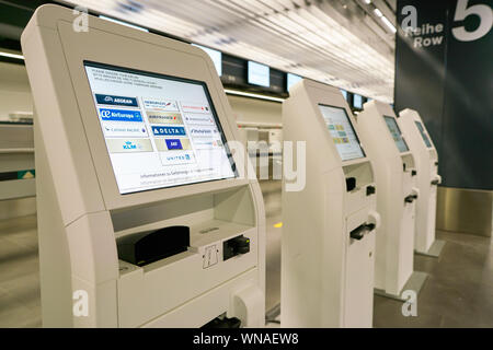 Zürich, Schweiz - ca. Oktober 2018: Check-in-Automaten in Zürich International Airport. Stockfoto