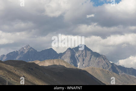 Cajon del Maipo. Maipo Canyon, eine Schlucht in der Anden. Chile. In der Nähe der Hauptstadt Santiago. Es bietet wunderschöne Landschaften. Stockfoto