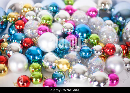 Weihnachten und neues Jahr Muster, Ornament der hellen farbigen Glas dekorative Kugeln und Lametta, strahlende Leuchten und Funkeln, bis Makro schließen Stockfoto
