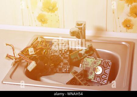 Personal Computer Reinigung metaphorische Konzept. Hardware in der Küche Stockfoto