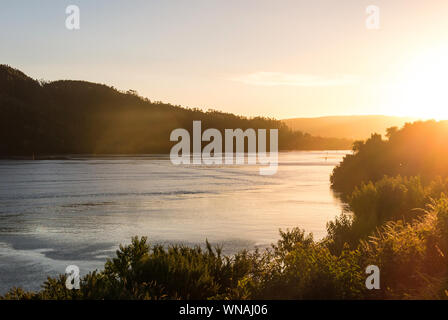 Sonnenuntergang an der Mündung des Valdivia River, in der Nähe der Stadt gleichen Namens, in der Region der Flüsse, im südlichen Chile. Es ist der zweitgrösste Ri Stockfoto