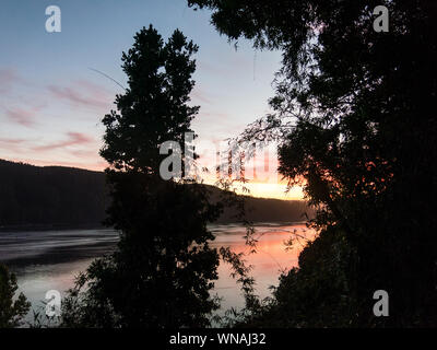 Sonnenuntergang an der Mündung des Valdivia River, in der Nähe der Stadt gleichen Namens, in der Region der Flüsse, im südlichen Chile. Es ist der zweitgrösste Ri Stockfoto