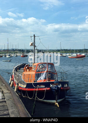 Schlendern. Northhumberland. Das rettungsboot gebunden in Amble Marina, die in der Nordsee im Alnmouth Bay. North East England läuft. Stockfoto
