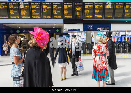 England, London, Lambeth, Waterloo Bahnhofshalle, Passagiere warten auf Zug nach Ascot Rennen Stockfoto