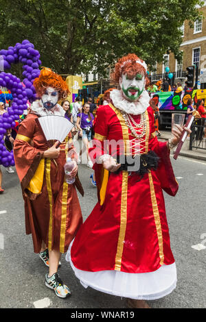 England, London, Die jährliche Pride Festival, zwei bärtige Männer, gekleidet in bunten Kleider der Frauen Stockfoto