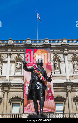 England, London, Piccadilly, Birlington House, der Königlichen Akademie der Künste, Statue von Sir Joshua Reynolds Stockfoto