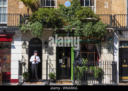 England, London, Marylebone, Außenansicht des Sherlock Holmes Museum in der Baker Street 221 b Stockfoto