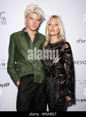 NEW YORK, NY - 05. September 2019: Jordanien Barrett und Kate Moss 7. jährliche der Alltag der vorderen Zylinderreihe Fashion Media Awards im Rainbow Room teilnehmen Stockfoto