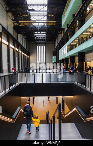 England, London, Southwark, Bankside, der Tate Modern Art Gallery, Innenansicht der Turbine Hall Stockfoto