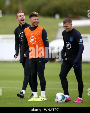 England's Jordan Henderson (links), Alex Oxlade-Chamberlain (Mitte) und Kieran Trippier während einer Schulung in St. George's Park, Burton. Stockfoto