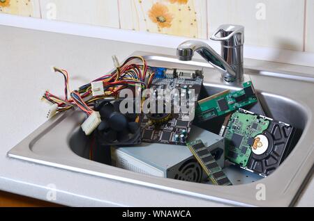 Personal Computer Reinigung metaphorische Konzept. Hardware in der Küche Stockfoto