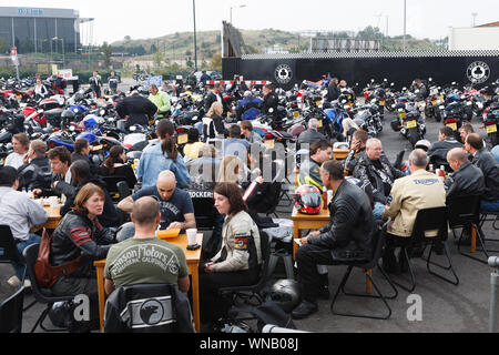 Ace Cafe Reunion, Brighton Burn up, Masse Sammeln der Motorradfahrer bei Ace Cafe, Ace-Ecke, Stonebridge, nördlich von London nach Brighton. Die Stockfoto