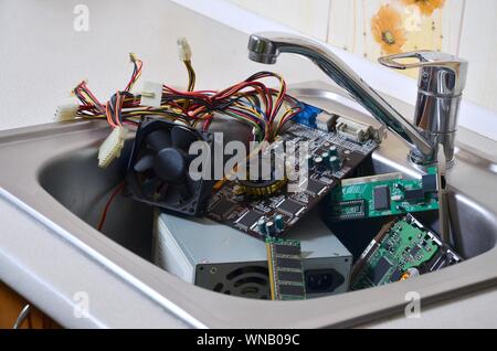 Personal Computer Reinigung metaphorische Konzept. Hardware in der Küche Stockfoto