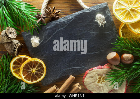 Leere Tafel mit Weihnachtsschmuck Stockfoto