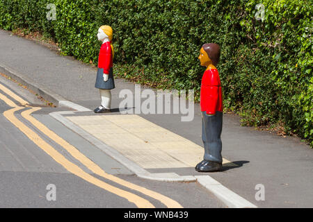 Eine so genannte Billy & Belinda Fußgängerüberweg außerhalb einer Schule in Maidenhead mit Kind - wie Polyurethan Poller Stockfoto