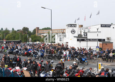 Ace Cafe Reunion, Brighton Burn up, Masse Sammeln der Motorradfahrer bei Ace Cafe, Ace-Ecke, Stonebridge, nördlich von London nach Brighton. Die Stockfoto